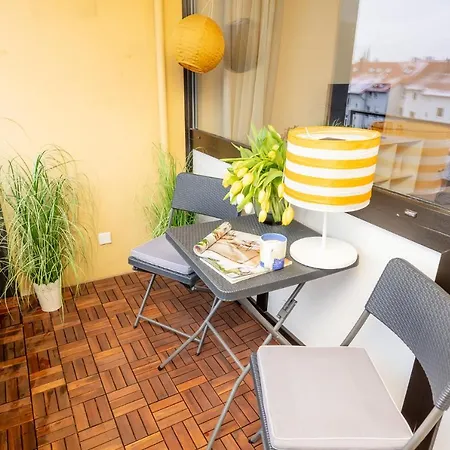 - Noahs - Balkon - Kueche - Parkplatz דירה